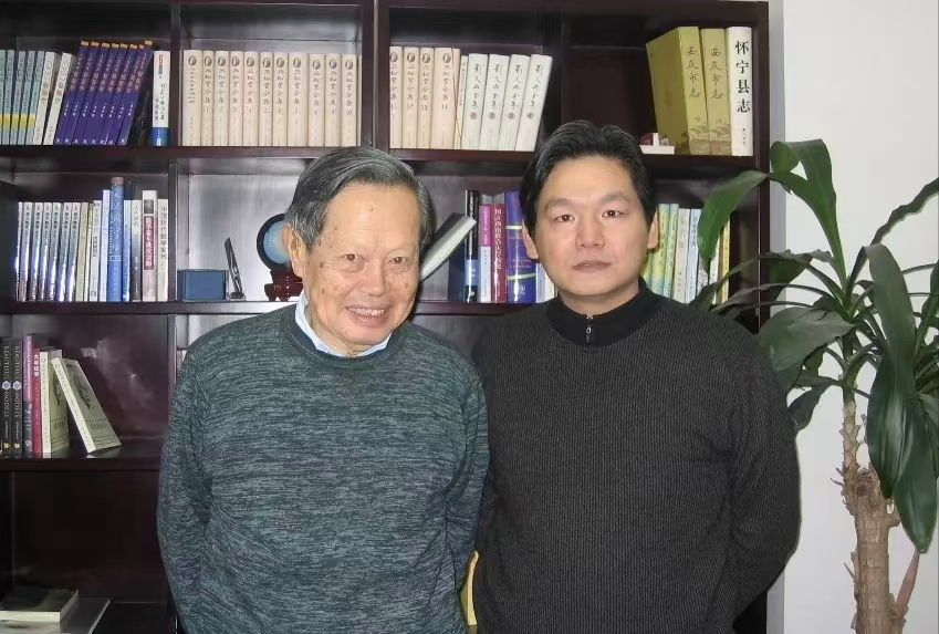 20251023-杨振宁与清华-供图-杨先生与阮东.png