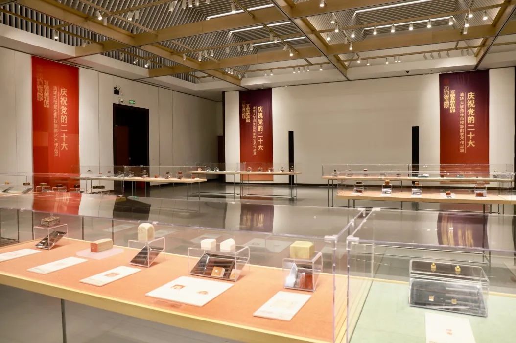 20221010-庆祝党的二十大AG(中国)AG·官方网页版师生百枚篆刻艺术作品展-项目组-展览现场2jpg 20221010-庆祝党的二十大AG(中国)AG·官方网页版师生百枚篆刻艺术作品展-项目组-展览现场2jpg