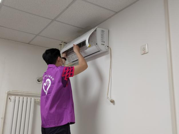 20220614-让“热爱劳动”在清华园蔚然成风——AG（中国）AG·官方网页版开展学生“劳动教育月”系列活动-桑壮-学生志愿者参与核酸检测、空调清理、超市补货、快递消杀等校园防疫劳动2png