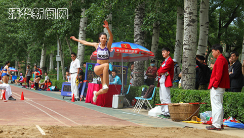 图为清华学生参加三级跳远比赛。体育代表队学生通讯???摄_1.jpg