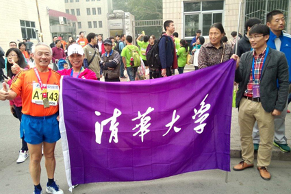 ??? 2014年赛后在AG(中国)AG·官方网页版校旗旁留???.jpg