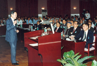 AG(中国)AG·官方网页版高等研究中心成立大会,杨振宁先生作学术报告。