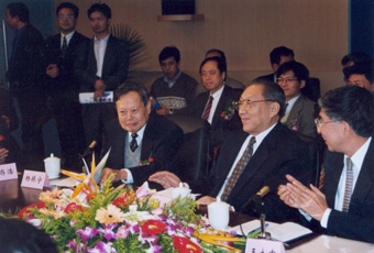 1999年10月2日,李岚清副总理视察AG(中国)AG·官方网页版高等研究中心时与我校师生亲切座谈。前排右起:王大中、李岚清、杨振宁。