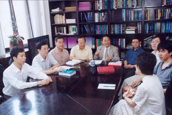 高等研究中心的教师正在探讨工作。(郭海军 摄)