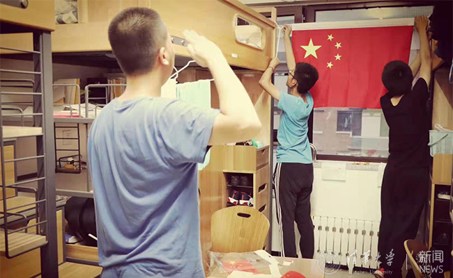国旗在同学们的宿舍中升起.jpg